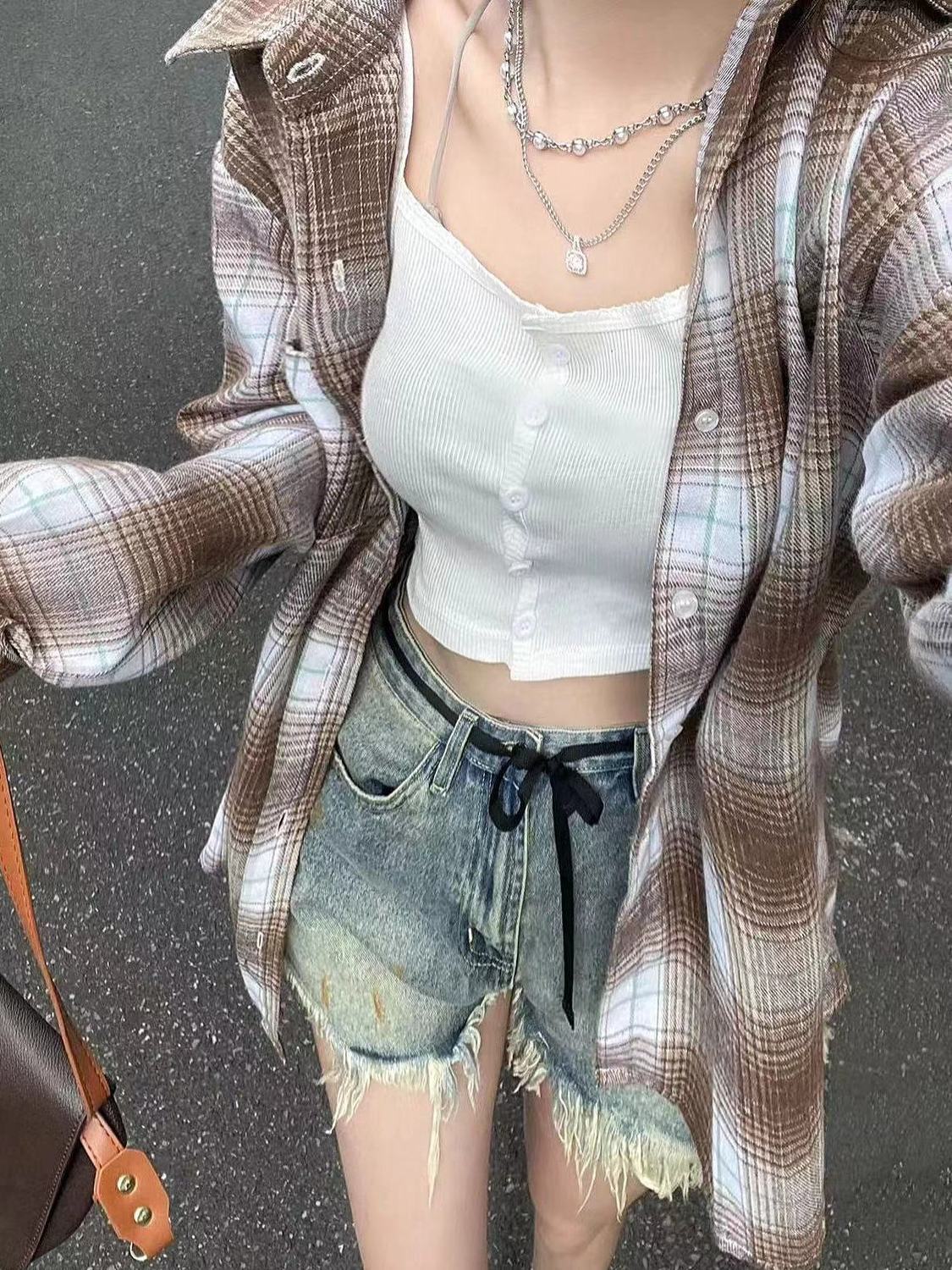 早秋2023新款輕奢棕色格紋襯衫女寬鬆休閒顯瘦中長款襯衣外穿ins