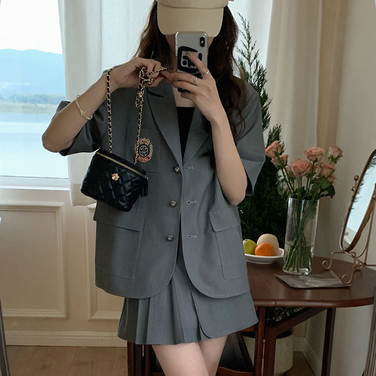 Loose gray short-sleeved suit high-waisted pleated skirt 2023 new college wind salt system wear a two-piece summer suit