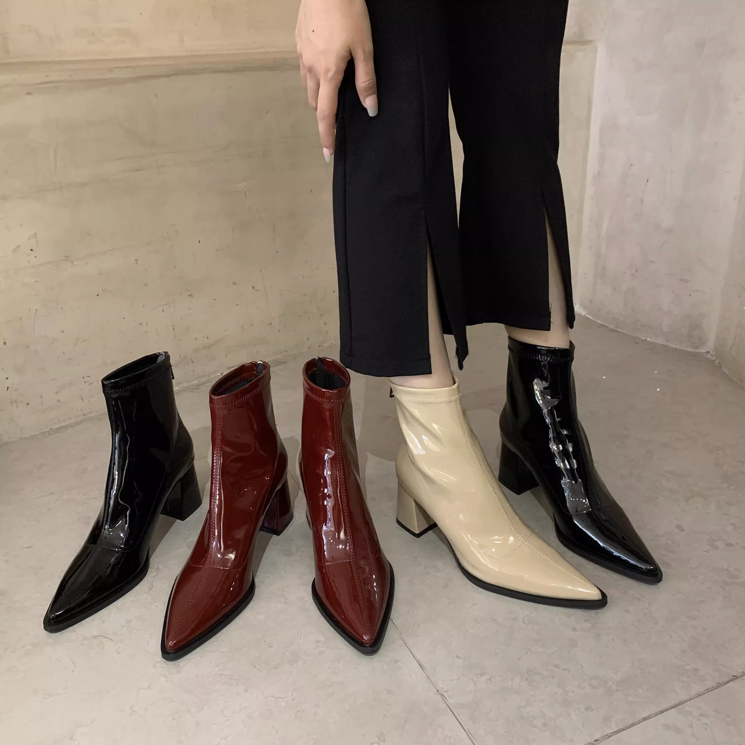 Black short boots for women with thick heels 2023 winter new pointed toe side zipper short bare boots niche design fashion boots