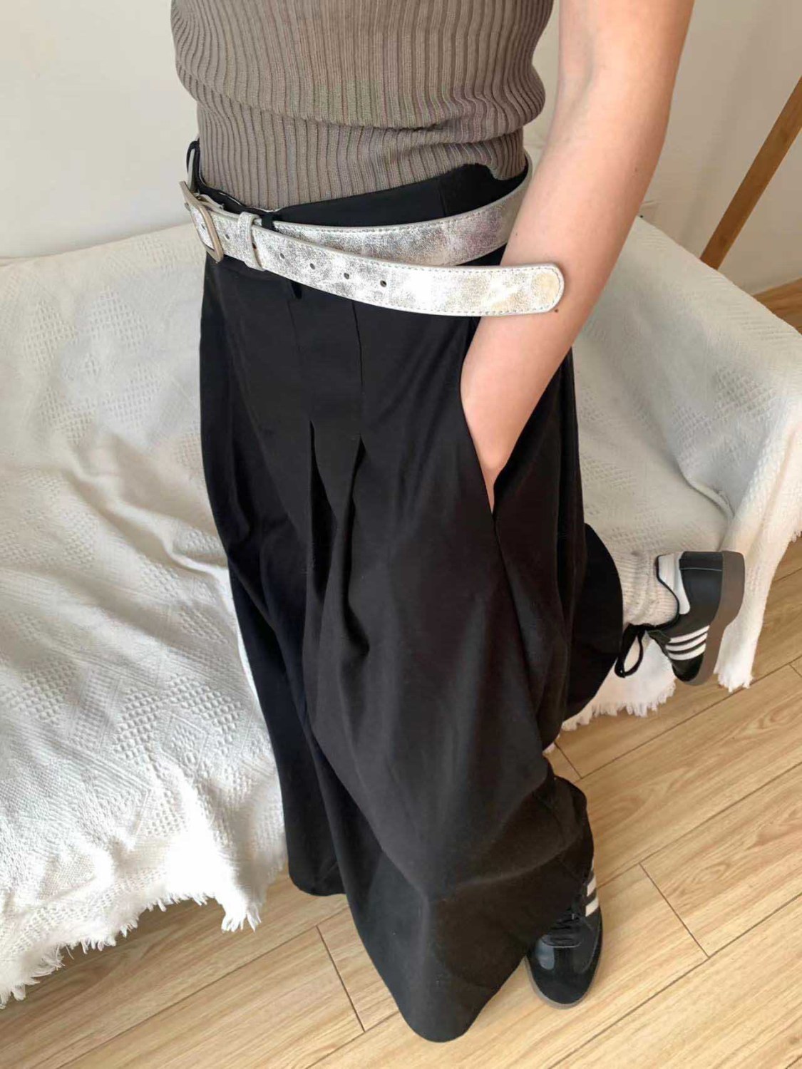 Instagram blogger Bi prepares high-end silver crack personalized and versatile street style belt, spicy girl_viptrois.com