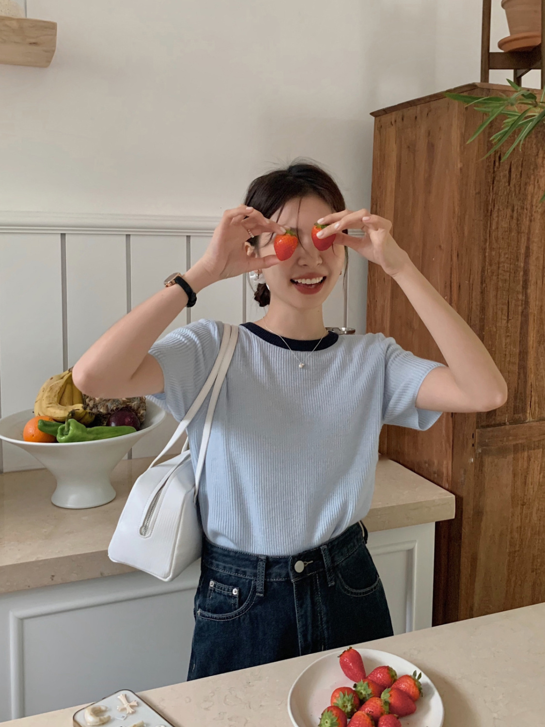 Korean design sense niche short-sleeved knitted sweater 2023 early spring new short top female small color contrast shirt