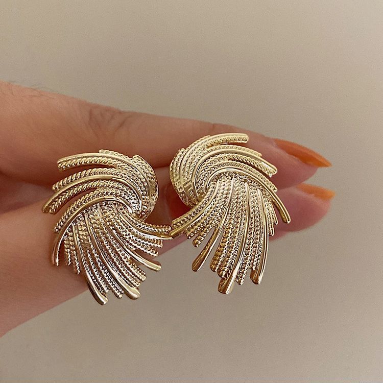 Can't hide the high-end metal Hong Kong style niche design earrings cold wind light luxury French retro geometric earrings
