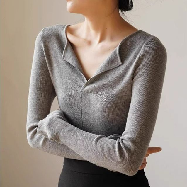 秋冬韓系溫柔白色v領針織打底衫女軟糯內搭打底毛衣獨特别致上衣