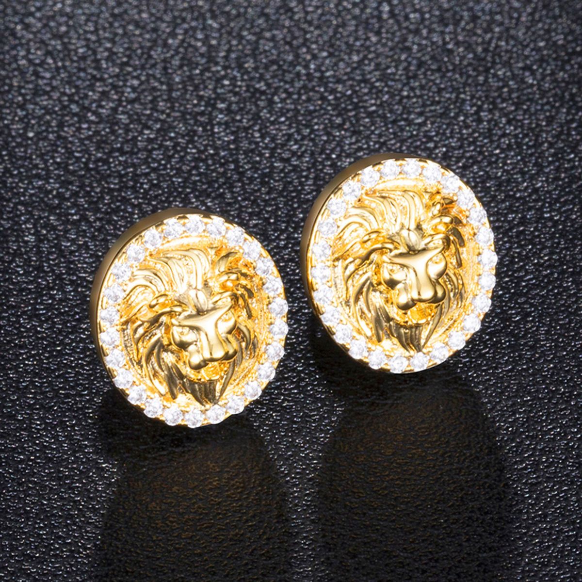 Orecchini a lobo testa di leone con zirconia e strass hip-hop_voghion.com