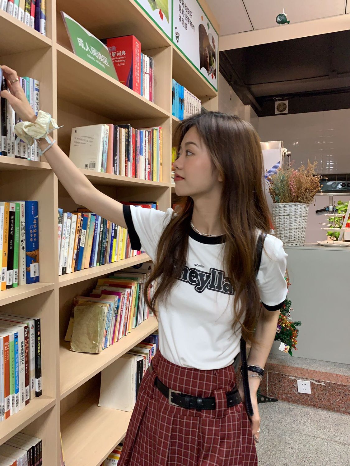 美式學院風潮流氣質辣妹穿搭別致字母水印拼接T恤+網紅格子百褶裙