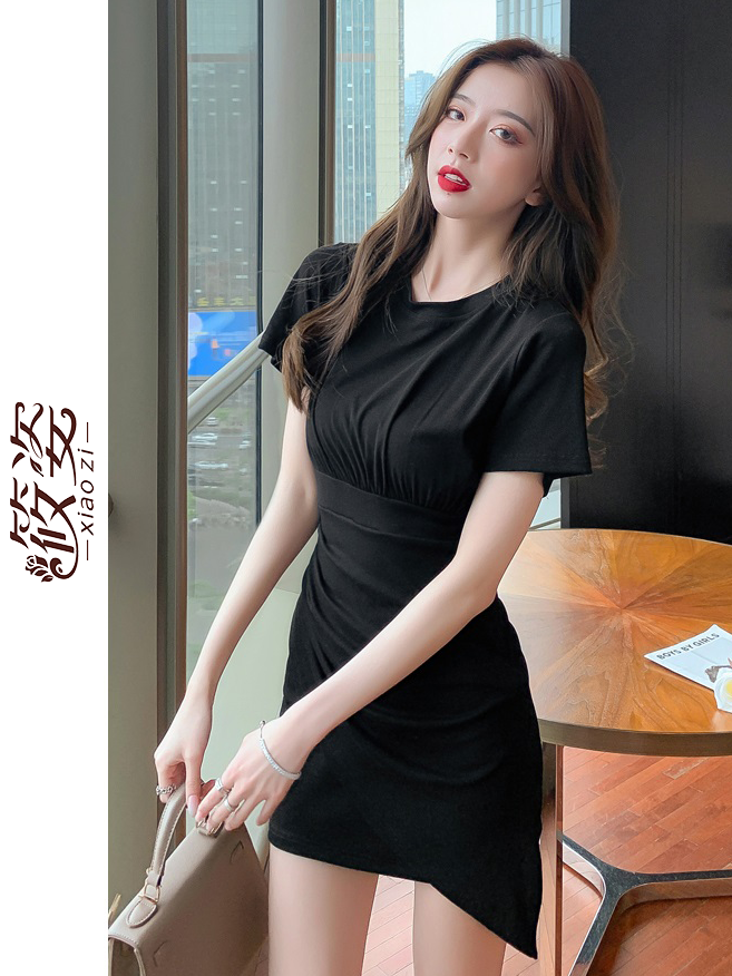 Xiaozi black short-sleeved dress female design sense Hepburn style irregular folds waist slimming skirt bag hip skirt