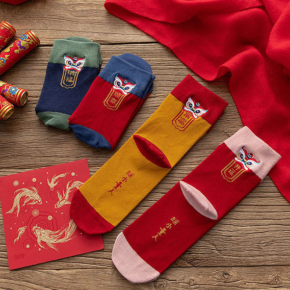 Sock children couple Han Qiudong embroidered red sock born year step on villain autumn and winter wedding cotton sock men and women