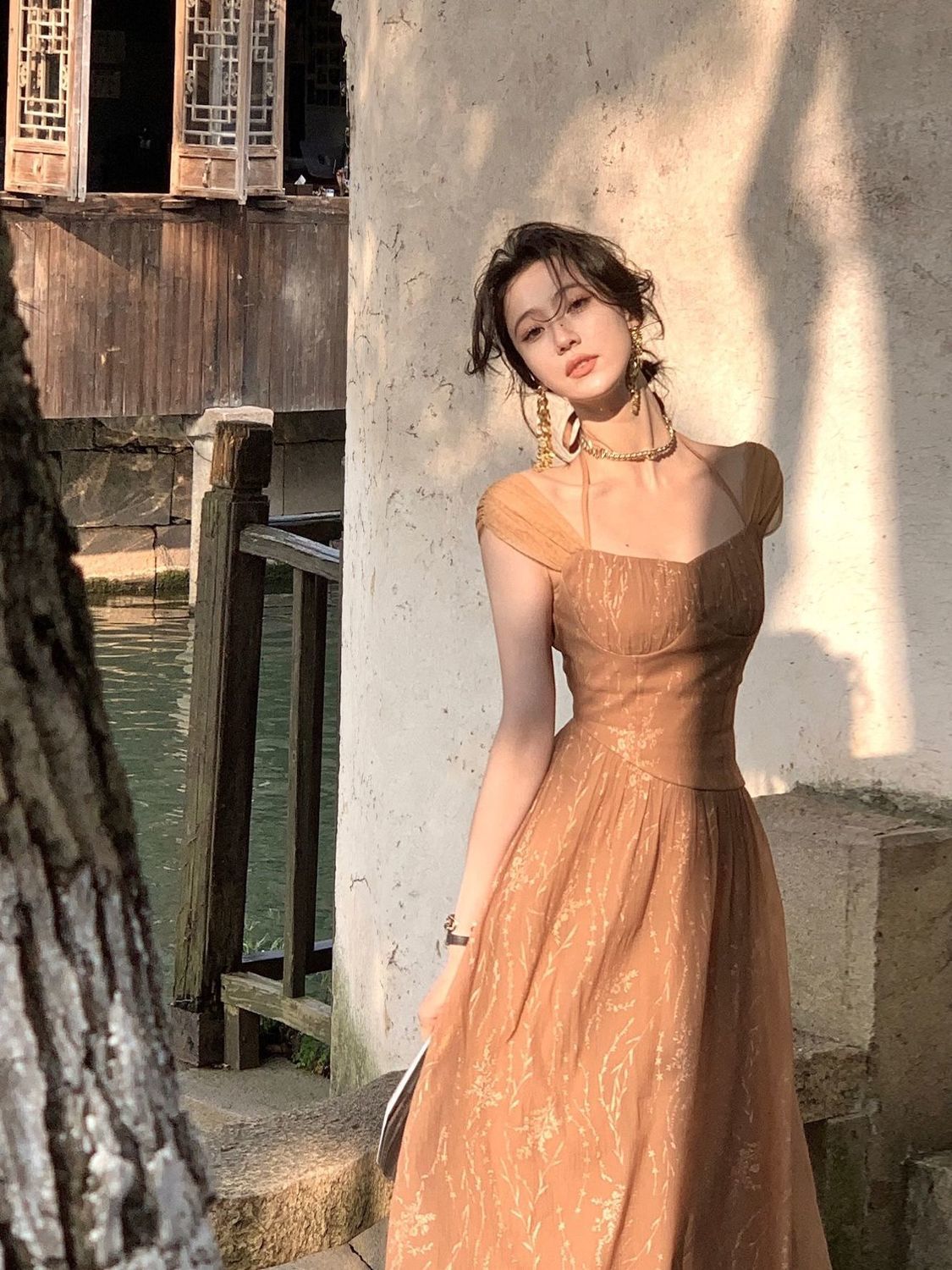 吊帶裙女2023夏茶歇裙枯葉流金沙灘裙褶皺新中式長裙子露背連衣裙