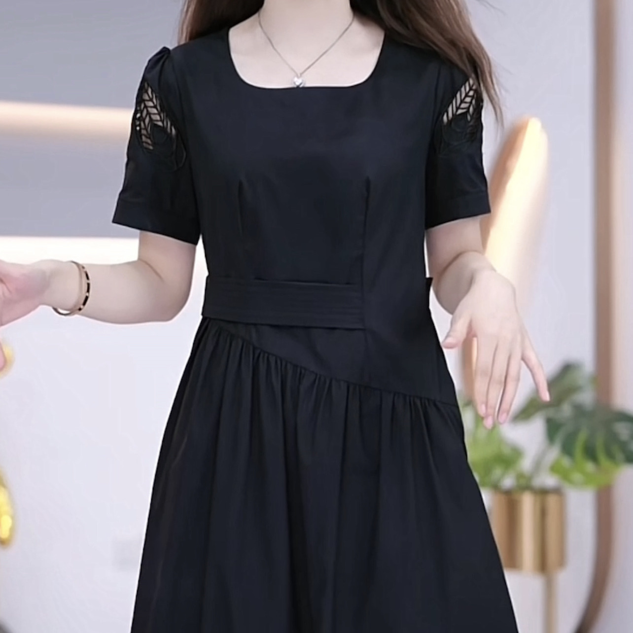 法式時尚收腰顯瘦冰絲四面彈連衣裙2023新款女裝夏季短袖遮肉裙子