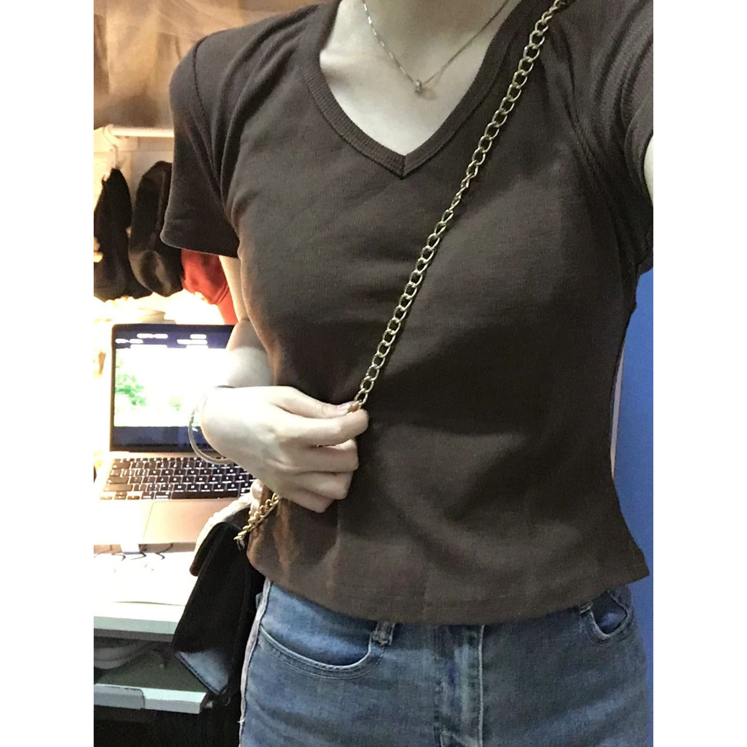 American retro front shoulder v-neck short-sleeved t-shirt women's summer design sense niche sweet hot girl slim waist short top