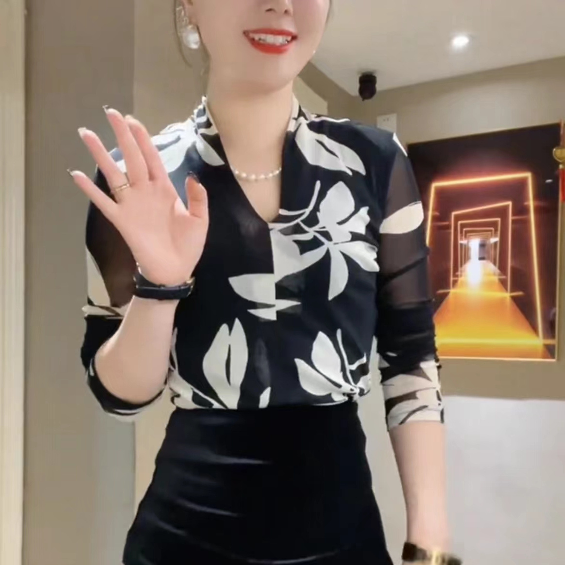 2023秋裝新款時尚修身洋氣網紗印花V領套頭長袖淑女外穿打底小衫
