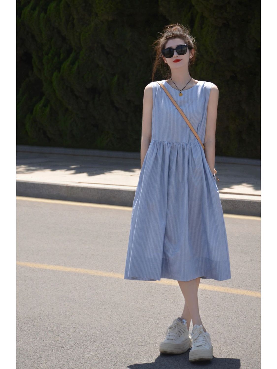 Korean sleeveless pleated waist slimming blue dress women's summer new niche sweet and age-reducing mid-length skirt