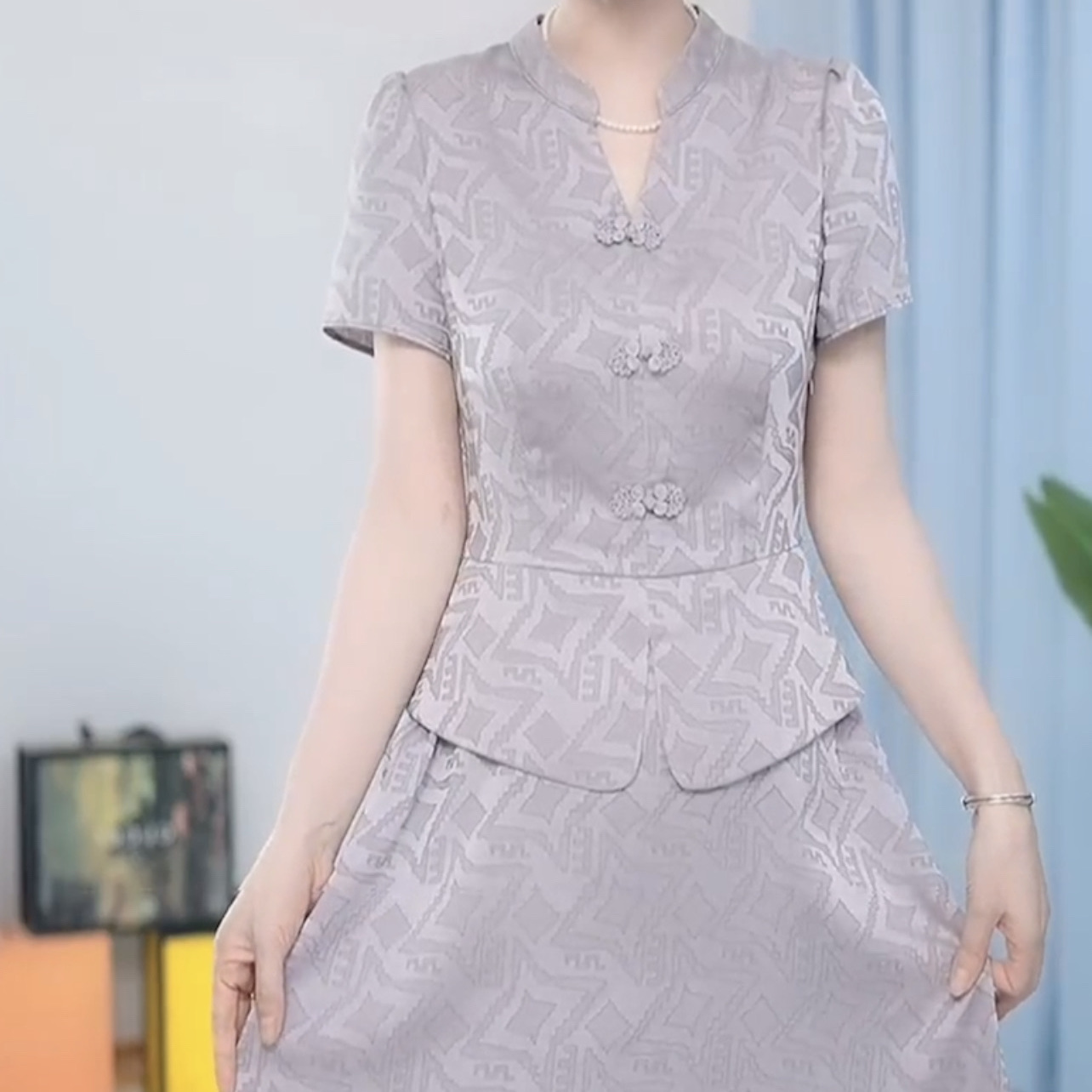 High-grade jacquard satin fake two-piece improved cheongsam skirt 2023 new women's retro noble belly-covering thin skirt