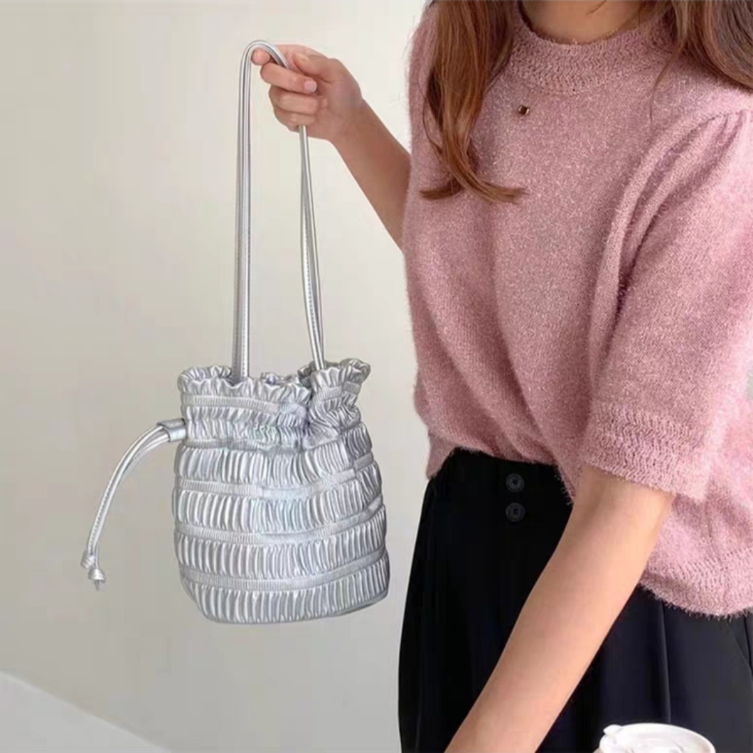 2023新款復古軟皮腋下包銀色小眾百褶抽繩水桶包黑色女夏高級質感