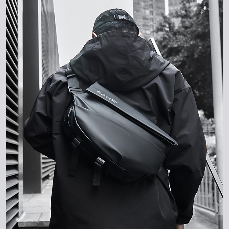 潮牌斜挎包男士包包工裝機車背包機能郵差運動騎行單肩包跨小男包