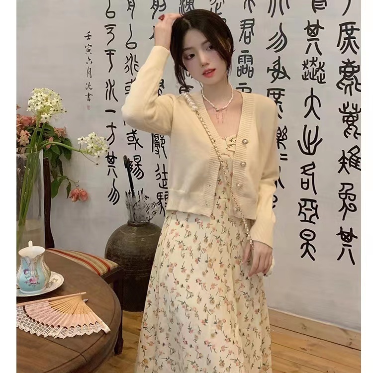 Pear-shaped figure wears a suit in early spring, fat sister looks thin, floral suspender dress, knitted cardigan two-piece suit