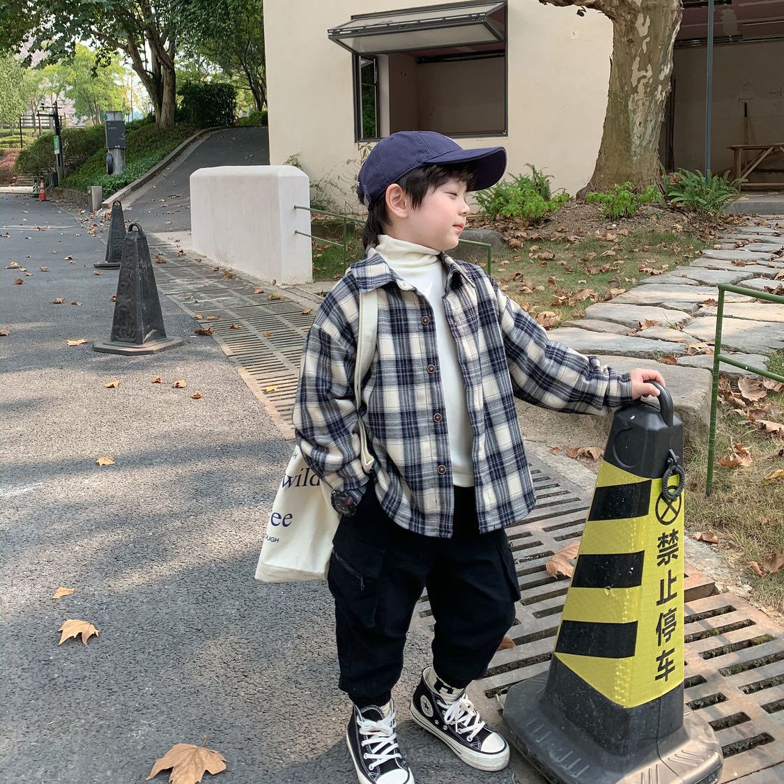 Boys' long-sleeved shirts  new children's plaid spring and autumn shirts, big boys' spring clothes, handsome tops, trend