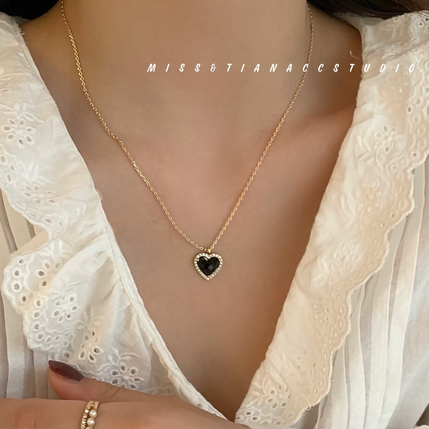 Black love necklace, exquisite and versatile retro peach heart French pendant sweater chain
