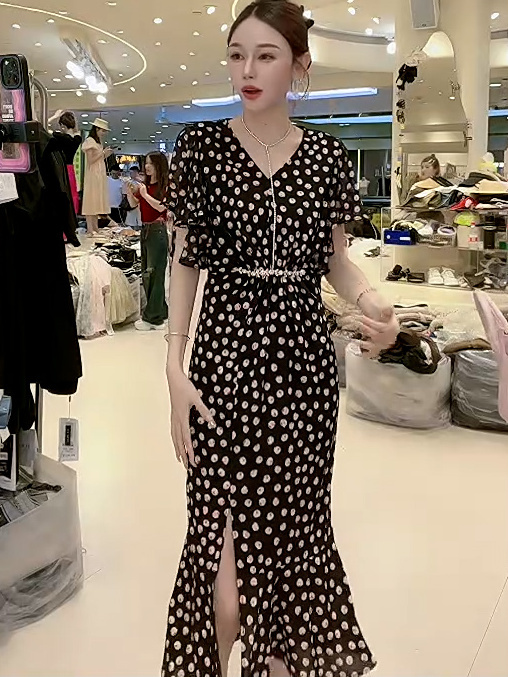 復古荷葉邊波點連衣裙女2023夏季新款褶皺氣質開叉洋氣修身長裙子