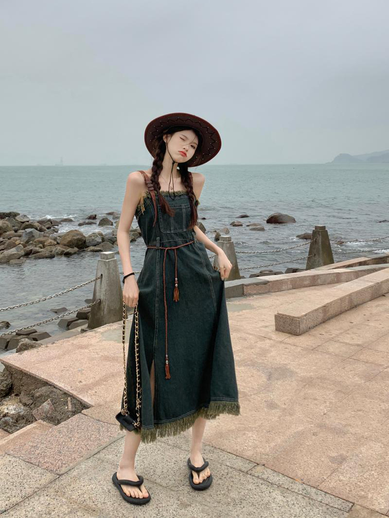 [Belt delivery] Western-style tea break wind sling waist waist raw edge splicing slit denim jumpsuit mid-length skirt summer tide