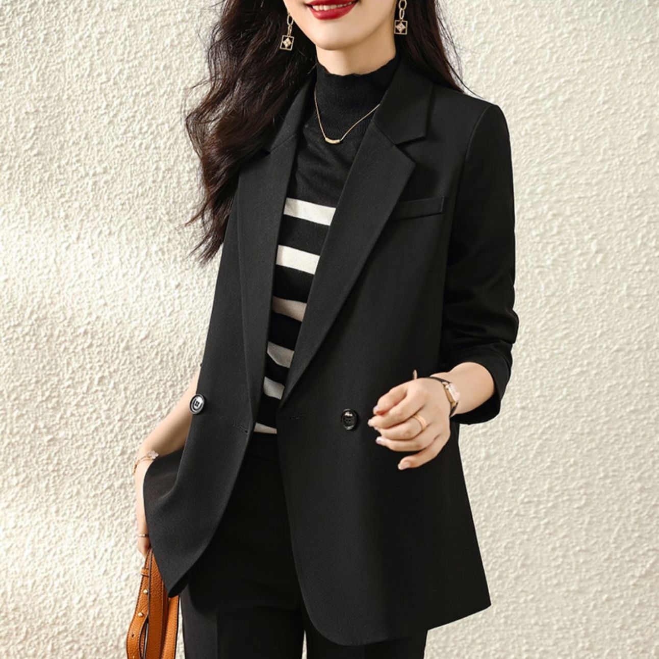 Small suit jacket women's 2022 spring and autumn new temperament high-end small man into the autumn slit shoulder pad suit jacket