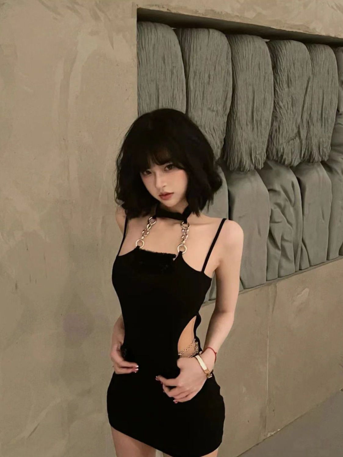 吊帶連衣裙女裝性感辣妹鏈條小眾純欲風黑色鏤空短裙裙子2022新款