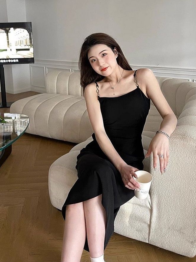 法式高級感吊帶連衣裙女小香風純欲大碼胖mm修身顯瘦赫本小黑裙夏
